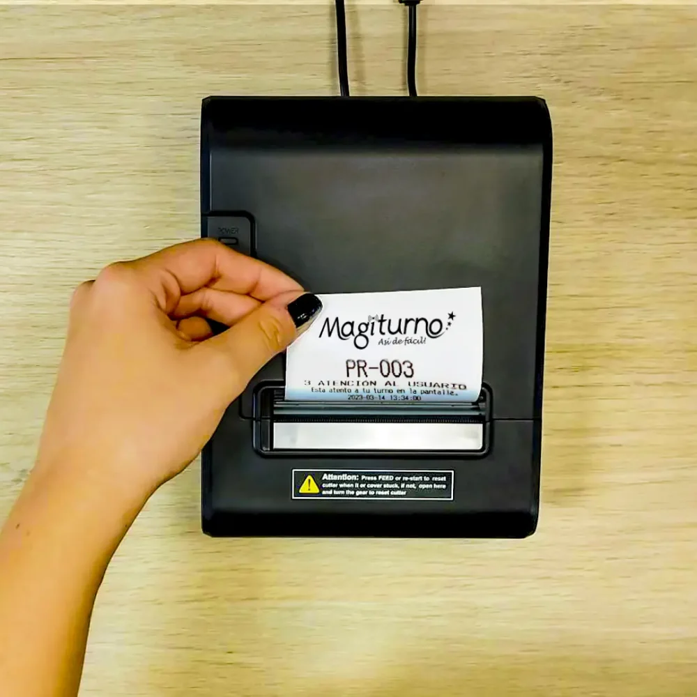 Usuario tomando su turno del sistema de turnos magisoft asistido virtual producto Magiturno